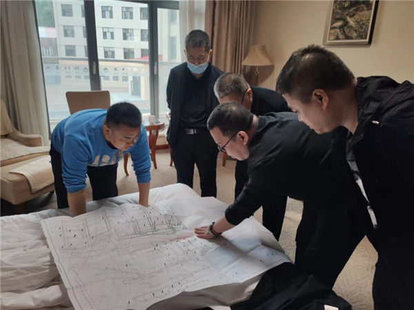 山東科技大學(xué)實(shí)用礦山壓力研究中心主任石永奎教授、郝建博士應(yīng)邀赴龍煤雙鴨山礦業(yè)集團(tuán)進(jìn)行技術(shù)交流