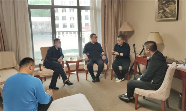 山東科技大學(xué)實(shí)用礦山壓力研究中心主任石永奎教授、郝建博士應(yīng)邀赴龍煤雙鴨山礦業(yè)集團(tuán)進(jìn)行技術(shù)交流